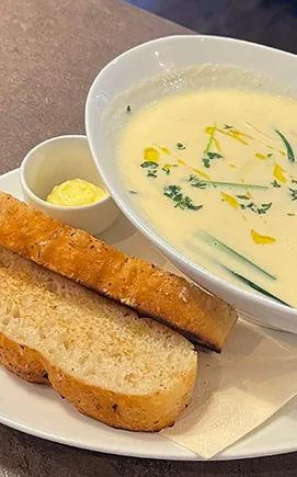 Fiskesuppe med brød